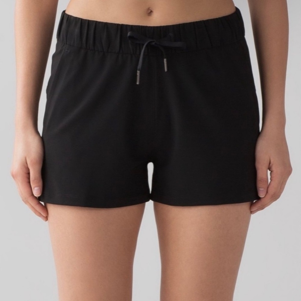 Lululemon On The Fly Woven Short Inseam 2.5" Black Size 12
